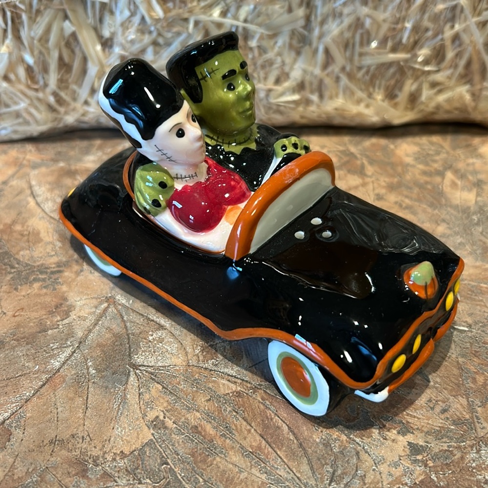 Halloween 🎃 stoneware salt and pepper set.